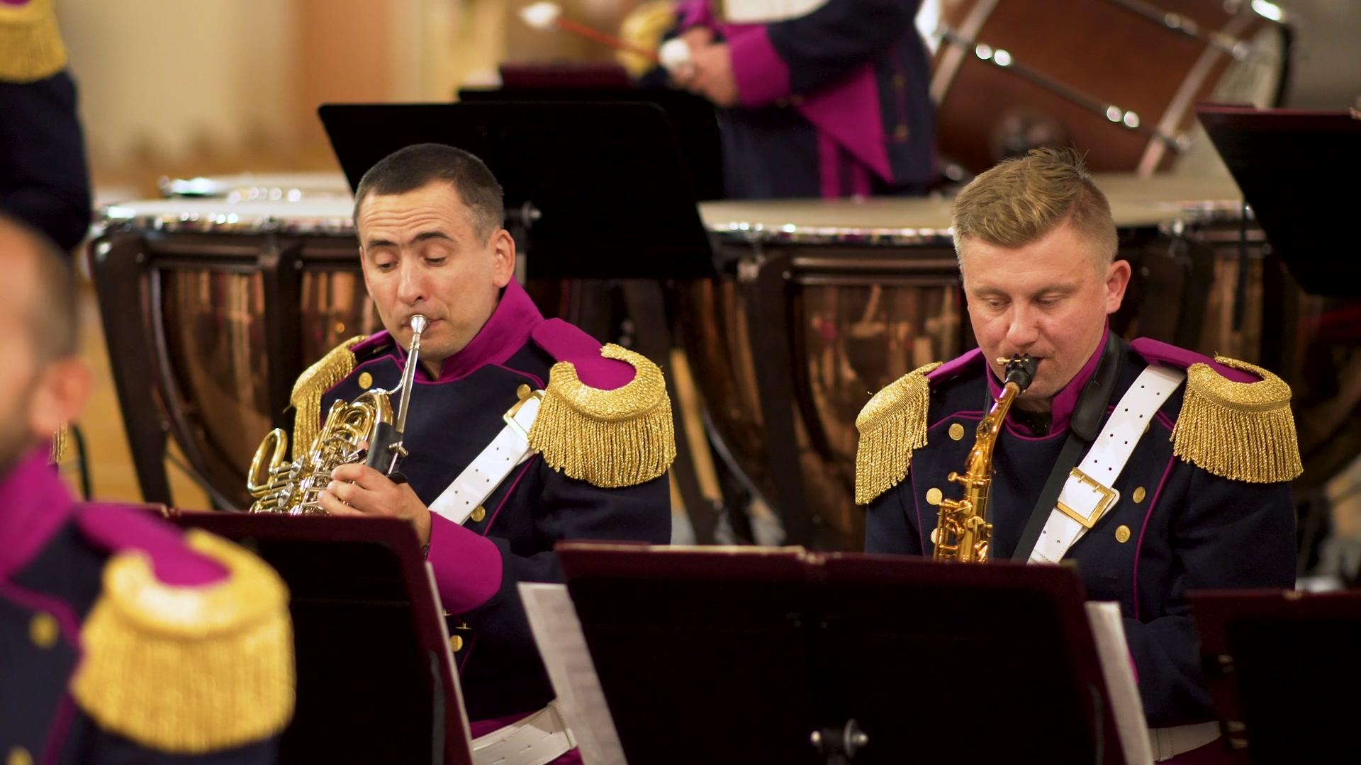 Sekcja dęta blaszana i kotły w pełnej sile podczas kulminacyjnego fragmentu Missa Vaticana.