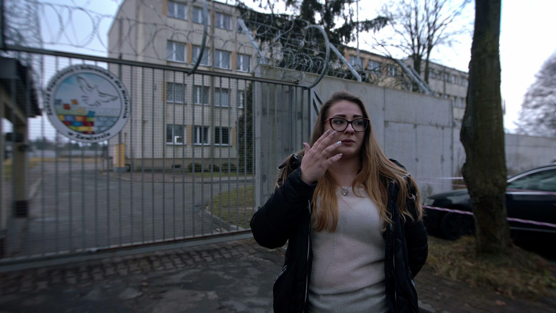 Wnętrze placówki dla nieletnich nakręcone do dokumentu o młodości, prawie i odpowiedzialności.