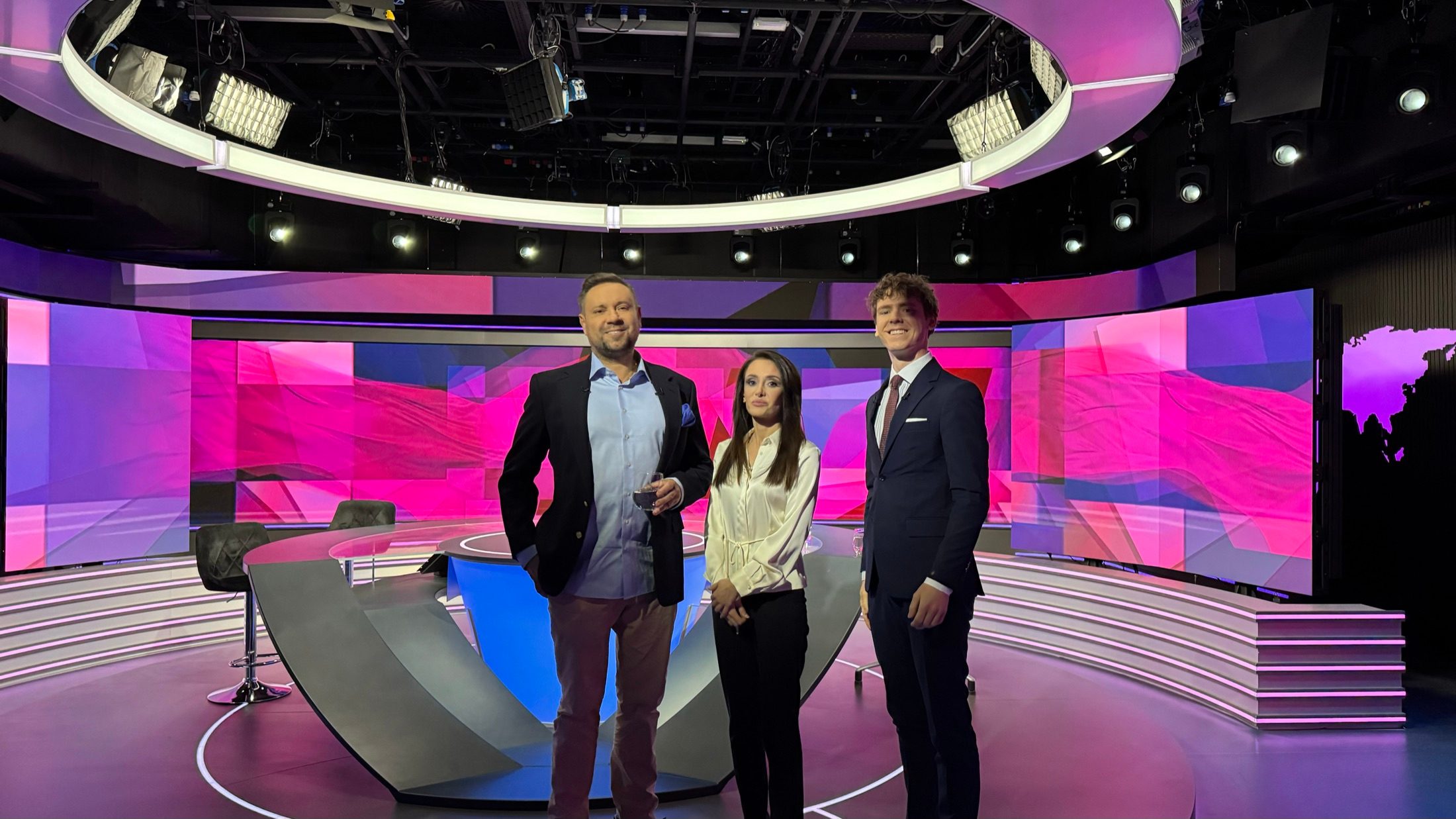 Das ALN-Team in einem Fernsehstudio während eines Medienauftritts.