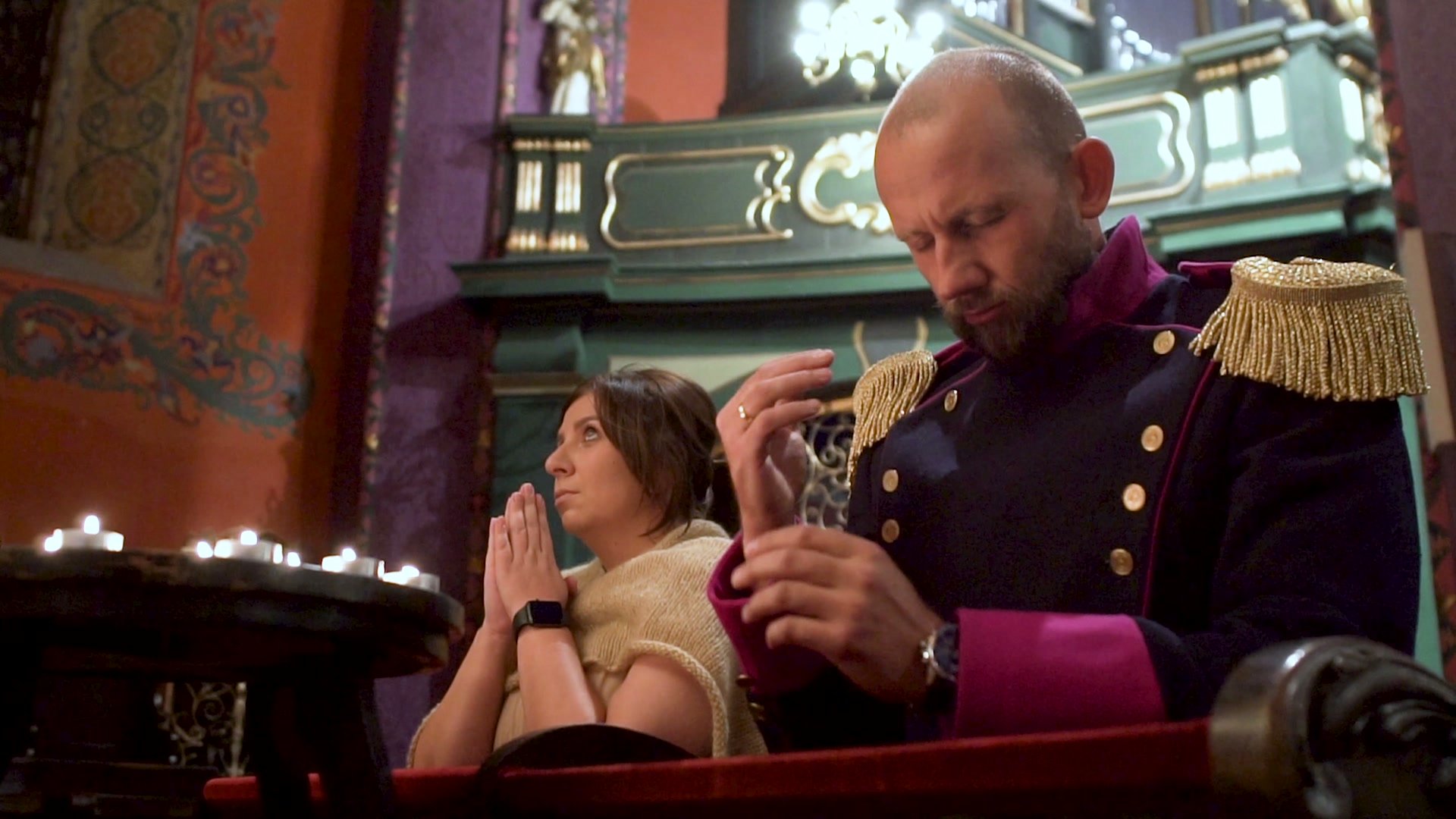 Conductor and choir in performance during the Missa Vaticana concert film.