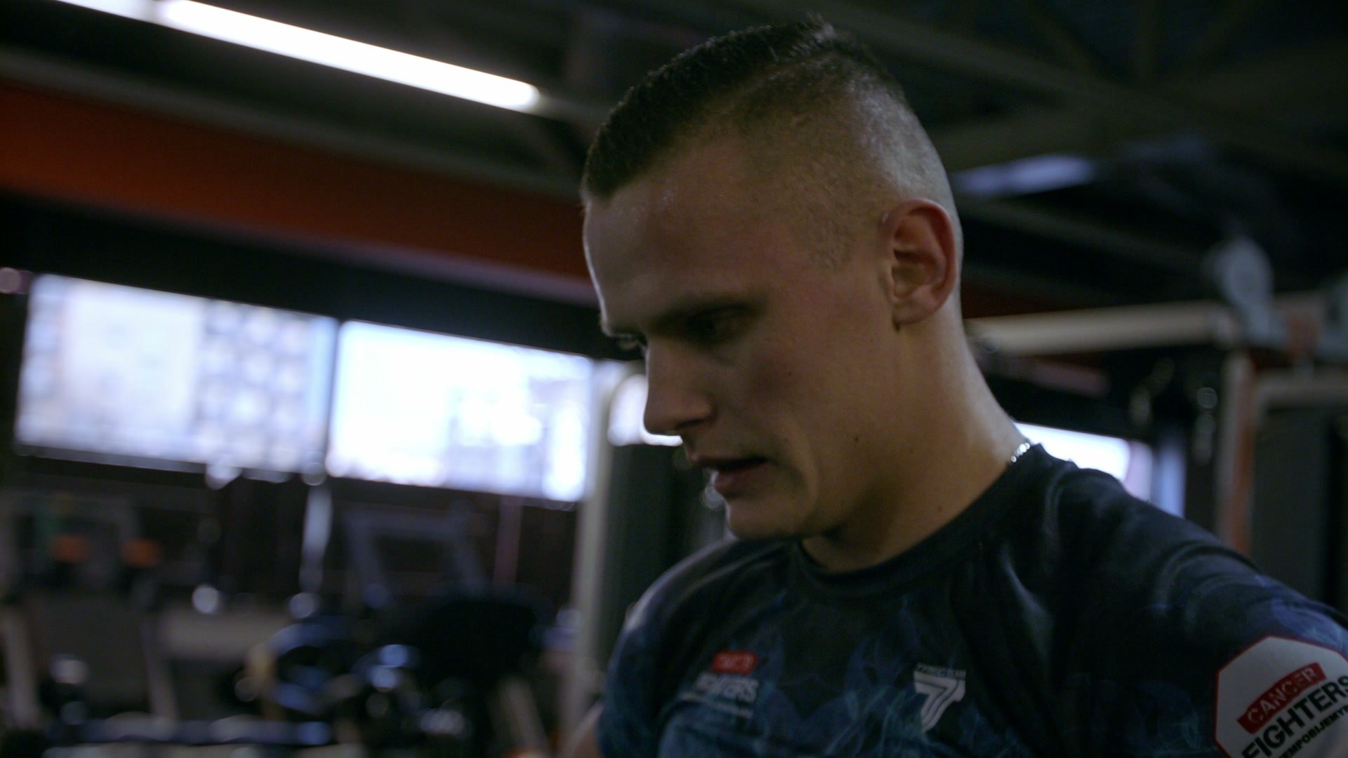 A fighter training in a gym in the documentary Młodość, prawo i odpowiedzialność.