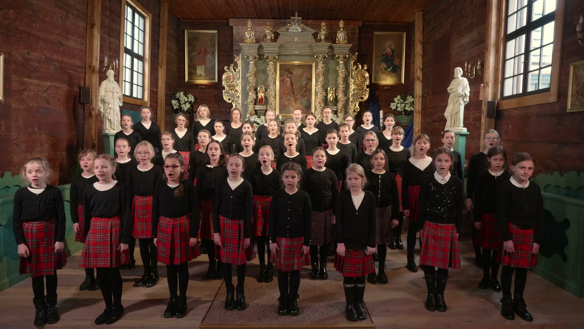 Ein Kinderchor singt gemeinsam während der Gedenkaufführung von Eschatophony.